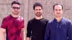 Vahid Afkari (centro) con sus hermanos Navid (izquierda) y Habib (derecha).