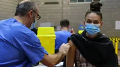 Una mujer recibe una vacuna contra Covid-19
