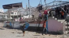 Füzeler seyircilerin bulunduğu yere isabet etti.