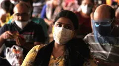 માસ્ક પહેરેલી મહિલા