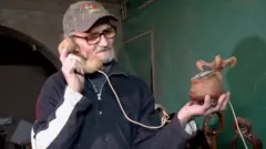 Deda Rajko razgovara telefonom