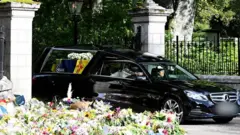 රැජිනට අවසන් ගෞරවය දැක්වීම සඳහා දහස් ගණනක් ජනයා මග දෙපස රැස්ව සිටියහ.