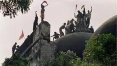 ৬ই ডিসেম্বর বাবরি মসজিদের গম্বুজের ওপর হাজার হাজার করসেবক