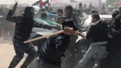 قوات حماس الأمنية تضرب فلسطينيين لمنعهم من الوصول إلى الحدود مع إسرائيل (30/03/12)