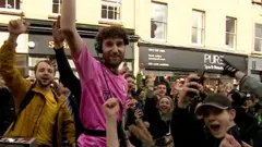 Rejv na dva točka: Hiljade biciklista na dram end bejs žurci u Bristolu