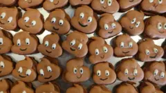 Galletas con forma del emoji de caca.