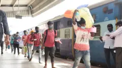 రాయలసీమ జిల్లాల నుంచి రైళ్ళలో సొంత ఊళ్ళకు పయనమైన వలస కార్మికులు