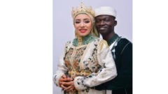 صورة التقطت للعروسين فاطمة الزهراء بنجدو وأحمد كامارا أثناء حفلة زفافهما