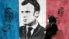 Gazze'de fransa bayrağı üstünde ayak izi ve Macron'un yüzünün olduğu bir duvar resmi