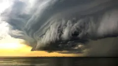 છેલ્લાં થોડાં વર્ષોમાં શાંત રહેલા ગુજરાતના દરિયાકાંઠે હવે એક પછી એક વાવાઝોડાં સર્જાઈ રહ્યાં છે.