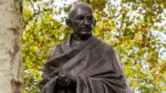 Statue de Mahatma Gandhi sur la place du Parlement à Westminste
