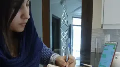 Le Dr Anum Ahmed parle à un patient