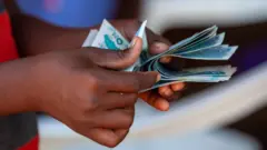 Pesin wey dey count moni