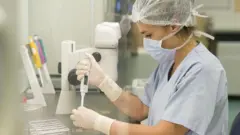 kadın laborant