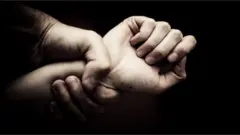 Aworan ọkunrin kan to di ọwọ obinrin mu