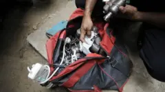 বাংলাদেশে এখনো মাঝেমাঝে জঙ্গিরা সক্রিয় হয়ে ওঠার চেষ্টা করছে বলে পুলিশ জানিয়েছে