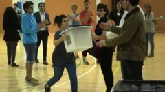 Jóvenes con cajas