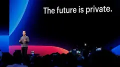 Muasisi wa Facebook Mark Zuckerberg kwa mara ya kwanza akiahidi kutoa pragramu mpya ya udhibiti wa data za watumia katika mkutano mwaka 2018