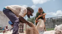 የምግብ እርዳታ እየተሰጣቸው ያሉ ግለሰብ