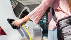 Dubartii konkolaataa elektiriikii chaarjii guutaa jirtu