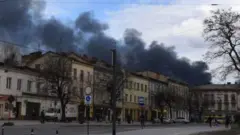 Лвив шаҳри ҳокими Андрий Садовийнинг айтишича, портлаш Украинанинг бошқа ҳудудларидаги жанглардан қочиб келган одамлар яшаётган меҳмонхонанинг ҳам деразаларини синдирган.