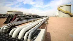 كانت أسعار النفط قد تراجعت الشهر الماضي بأكثر من النصف، بعد أن عمدت شركات إلى تخفيض أو وقف الإنتاج