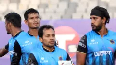 মারমুখী আচরণের শাস্তি হিসেবে ম্যাচ ফির ২৫ শতাংশ জরিমানা করা হয়েছে মুশফিকুর রহিমকে।