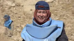 في أفغانستان: أول فريق نسائي لتفكيك الألغام