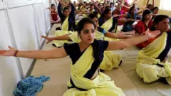 યોગ કરતી મહિલાઓની તસવીર