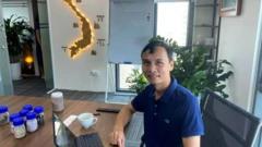 Ông Lưu Anh Tuấn, Chủ tịch công ty khai thác mỏ VTRE tại văn phòng Hà Nội với các mẫu oxit đất hiếm