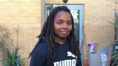 Chikayzea Flanders: Maandamano yalifanyika kumuunga mkono kijana mmoja nchini Marekani ambaye alikuwa na rasta ambaye alikuwa ameonya kufurushwa shule