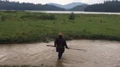 Imbere ye n'inyuma ye hose hahoze ari mu kiyaga