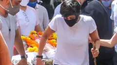 স্বামী রাজ কৌশলের মৃতদেহ বহন করছেন মন্দিরা বেদী