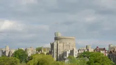 İngiltere Kraliçesi İkinci Elizabeth de olay sırasında Windsor Kalesi'nde bulunuyordu