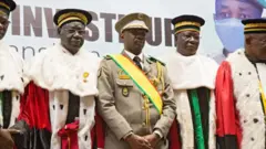Assimi Goïta with di kontri Supreme Court Justices for im Swear in