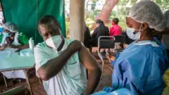 ክትባት የሚከተብ ግለሰብ