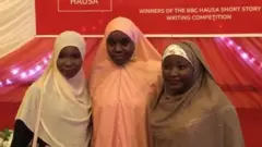 Taurarin Hikayata na 2018 daga hagu: Bilkisu Muhammad Abubakar ( ta zo a matsayi na uku ), Sakina Lawal (ta biyu) da Safiyyah Jibril Abubakar (ta daya)