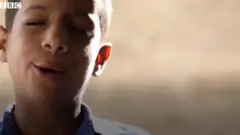 목숨을 걸고 가르치는 9살 선생님