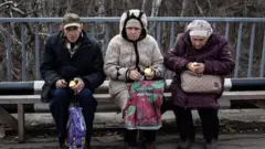 Пенсіонери чекають блія контрольного пункту пропуску на лінії розмежування
