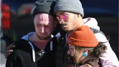 Gente afligida en la escena del crimen.