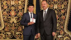 Хушнудбек Худайбердиевга медал топширган Абдулла Арипов "Қачон блогерлар давлат мукофотини олганди?" дея таъкидлаган.