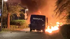 Zapaljeno policijsko vozilo
