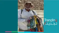 بائع "سبح" متجول في أهرامات الجيزة يتحدث بـ 9 لغات
