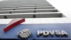 Edificio con el lego de PDVSA.