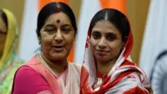 પૂર્વ વિદેશ મંત્રી સુષમા સ્વરાજ સાથે ગીતા