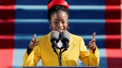 고먼은 자신이 직접 쓴 축시 '우리가 오르는 언덕'을 낭독했다