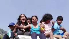 हैदराबाद येथे राहणाऱ्या 9 वर्षाच्या अनन्या आणि अमूल्यासाठी निसर्ग हीच शाळा आहे.