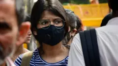 மாஸ்க் அணிந்த பெண்