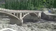 Temperaturas mais altas do que o esperado fizeram lago glacial derreter e inundar área da ponte, que não resistiu.