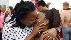 Ụmụnwaanyị na-esusu ọnụ